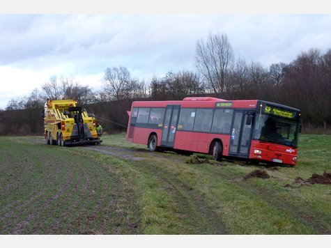 651724182 stecken geblieben abschleppunternehmen schulbus feldgemarkung leserfoto jochen haase.9