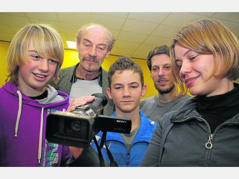 1150521290 durchblick alle von links veit kaiser lehrer geert platner julian platte lassen sich regisseur ralph.9