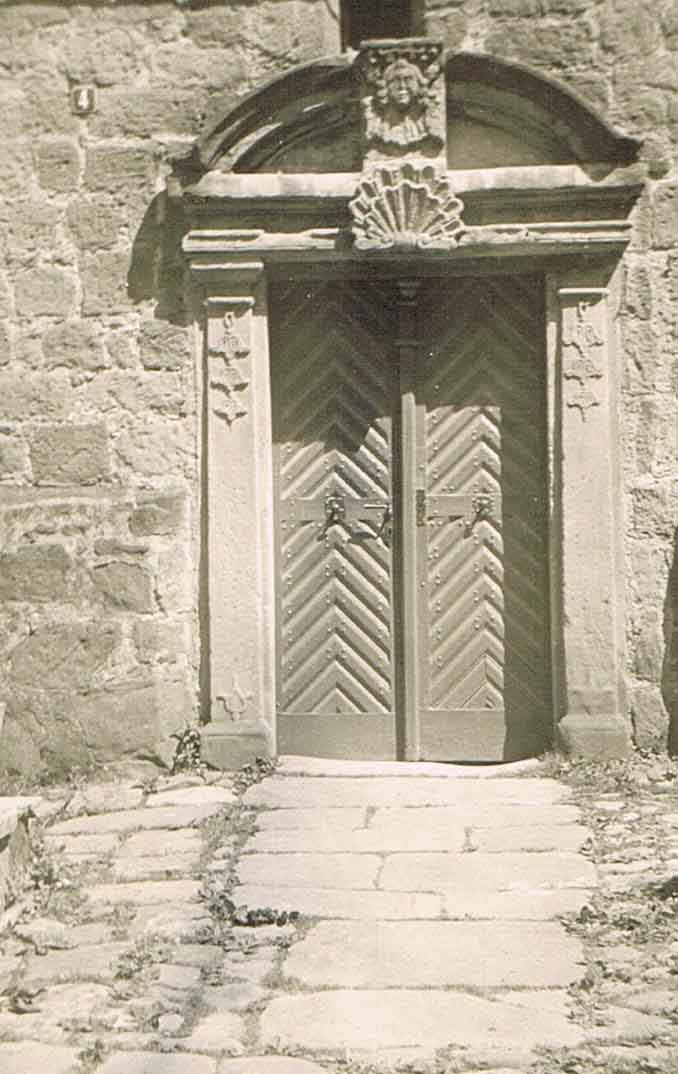 Kirchentur in den Funfzigern bearbeitet 1