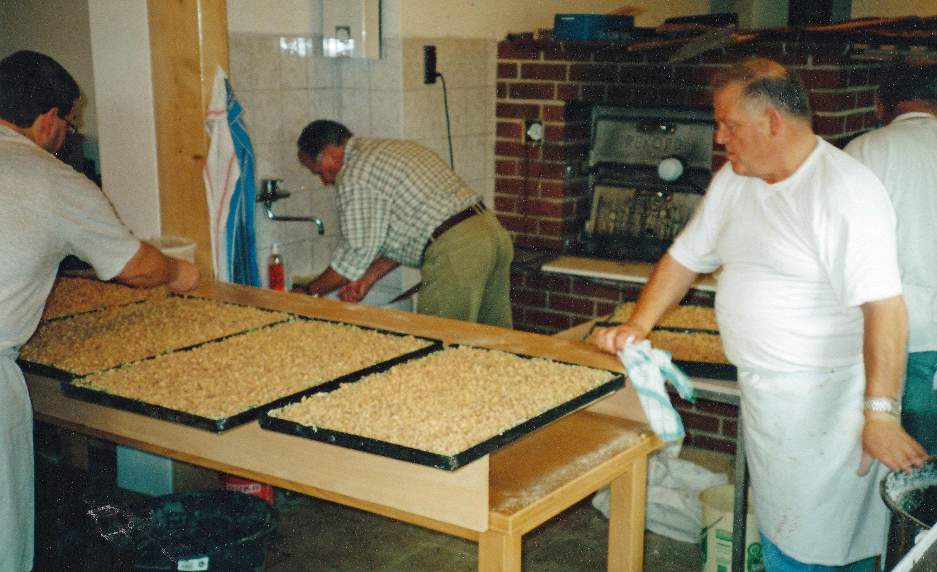 Einweihung6ErsterKuchen 1